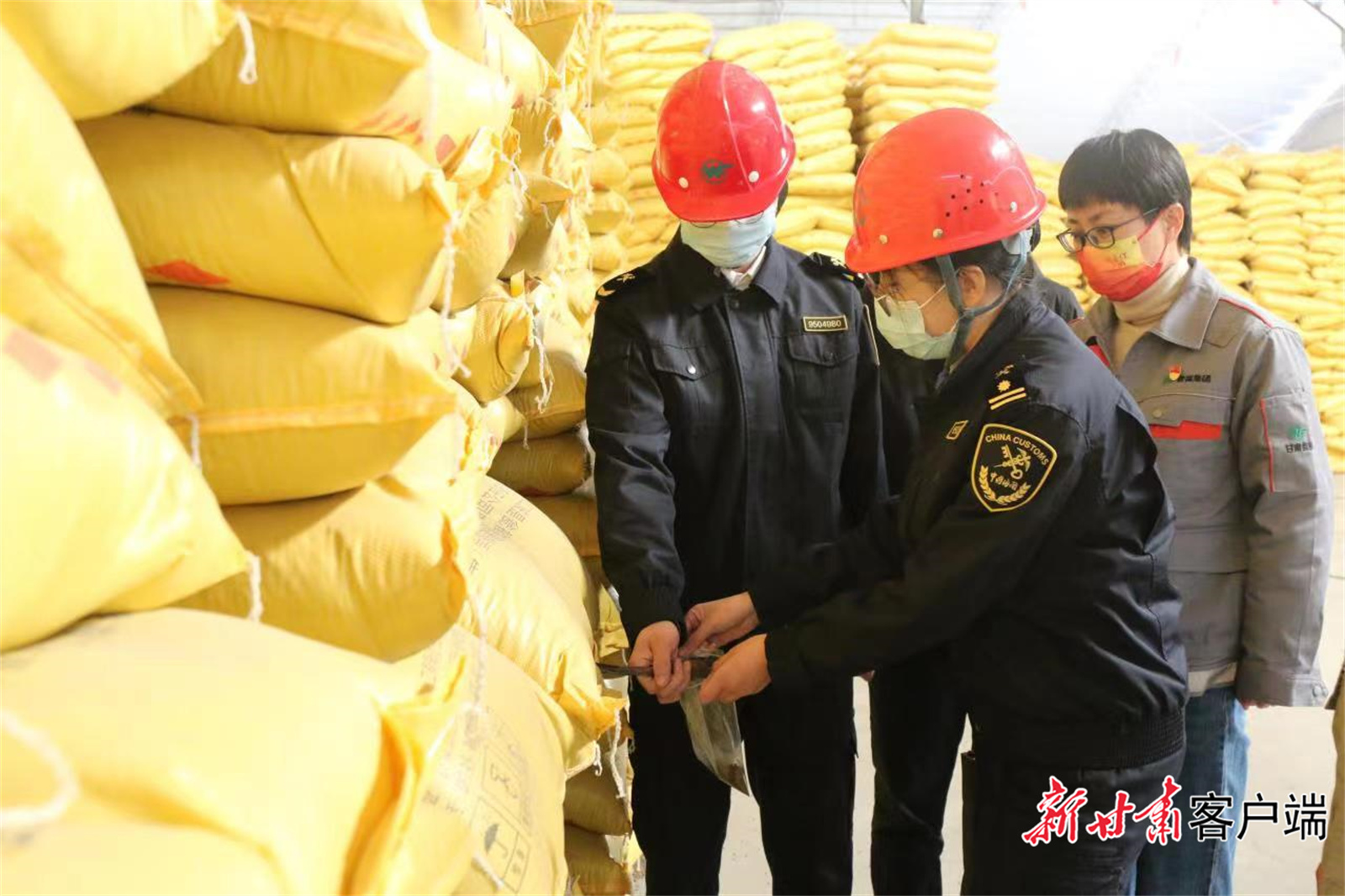 金昌海关工作人员检验监管出口化肥。.jpg
