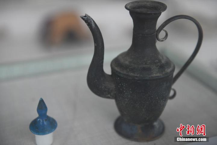 图为乡村农耕博物馆里展示的铜酒壶。