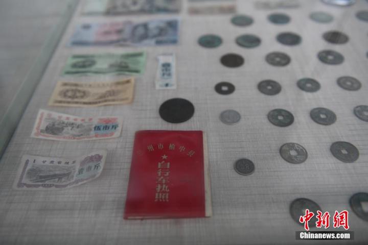 图为乡村农耕博物馆展柜里的兰州市榆中县自行车执照。