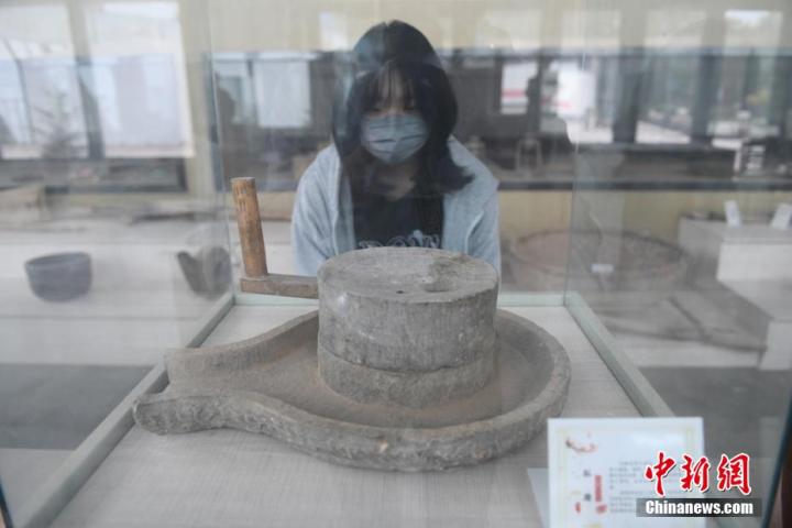 图为游客在乡村农耕博物馆里参观。