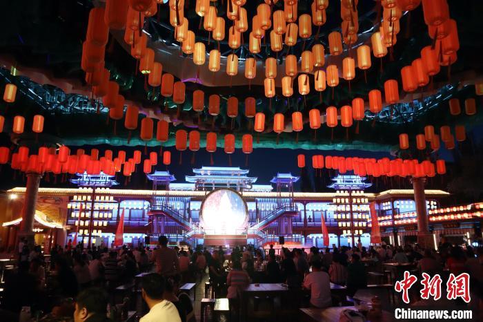 图为民众在上元市集观灯、用餐。 闫姣 摄 图为民众在上元市集观灯、用餐。 闫姣 摄