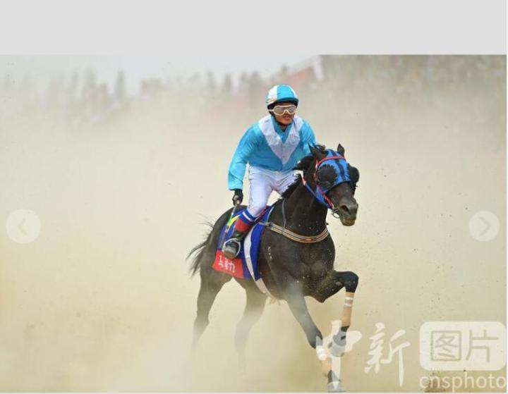 图为骑手在比赛中。 中新社记者 李亚龙 摄
