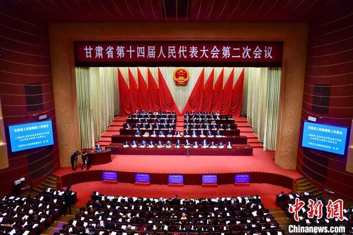 1月24日下午，甘肃省第十四届人民代表大会第二次会议举行第二次全体会议。丁思 摄