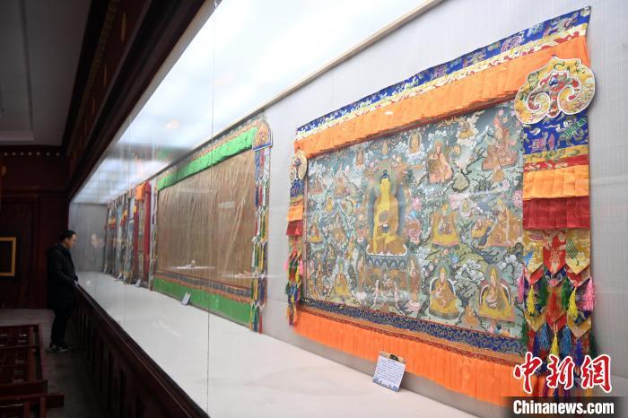 图为精品唐卡展厅内展出的交巴加布与父亲的唐卡作品，常吸引游人“打卡”。九美旦增 摄

