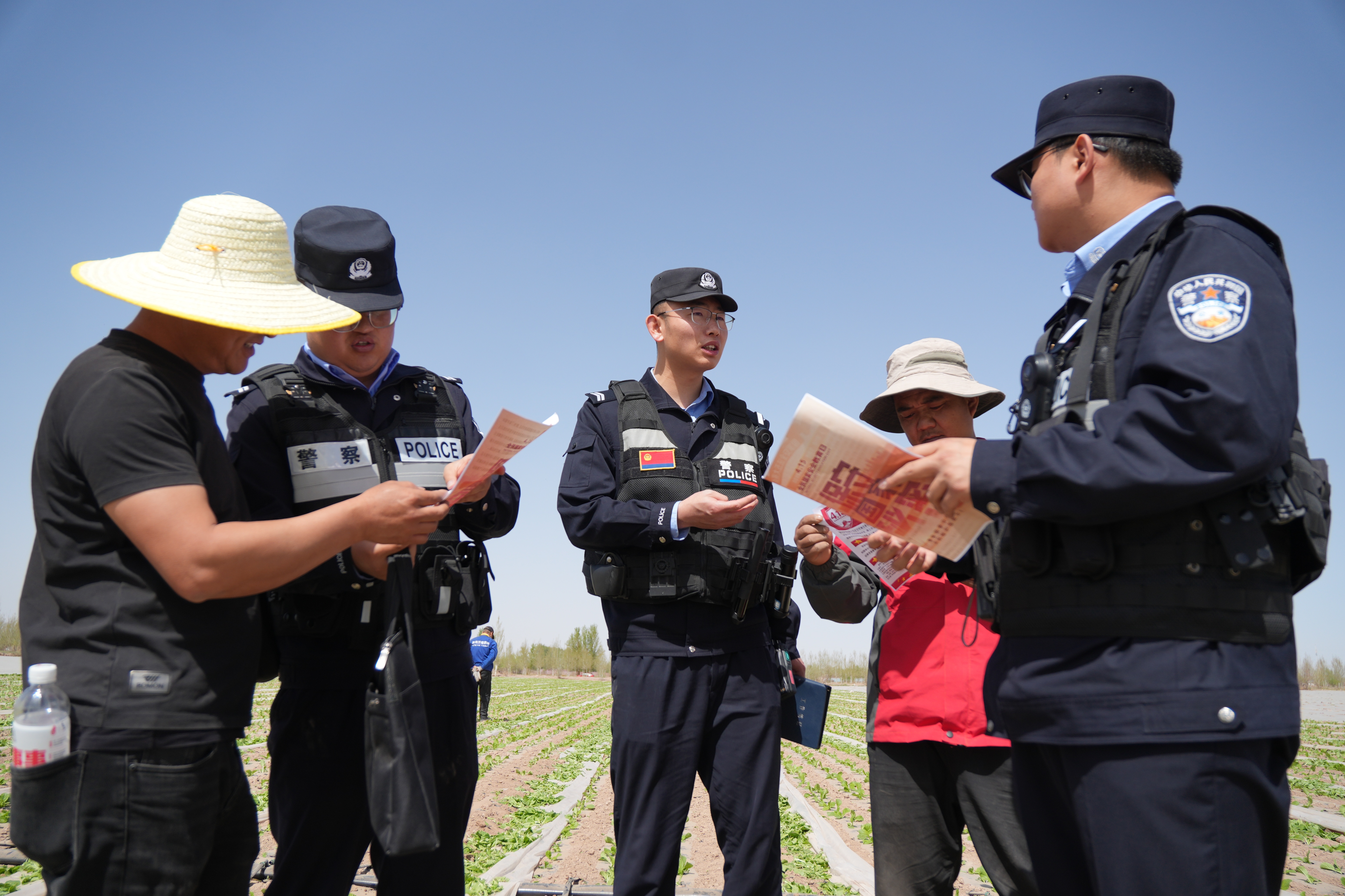 （明日四版）民辅警向群众普及国家安全知识(1449577)-20260911094905.jpg